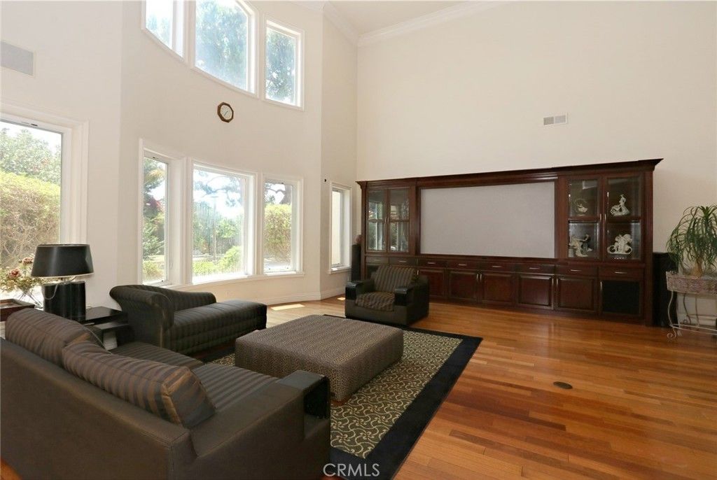 listing image 130723157607345624320