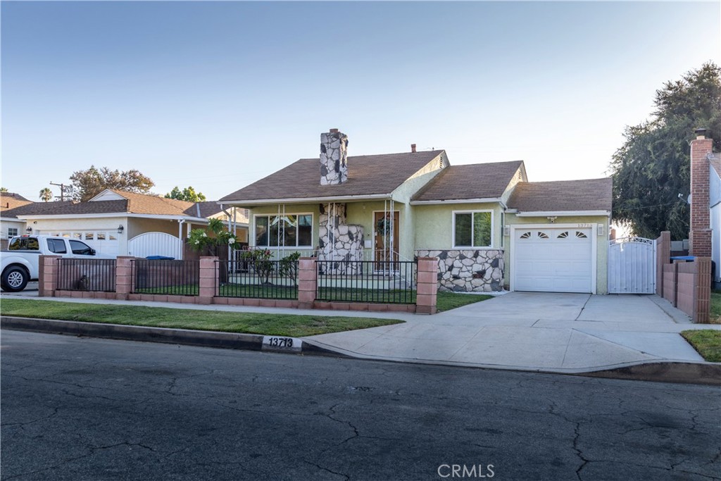 Photo 8 of 44 of 13713 Arlee Avenue house