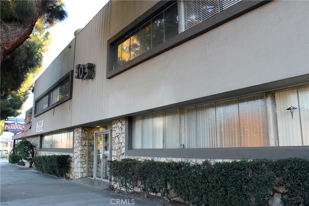 Prime Burbank Office space. New flooring ,window coverings and paint .Move in ready.
Unit #15