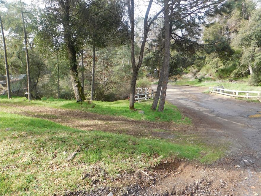 This little slice of paradise has5 lots backing up to seasonal creek with plenty of spots to build with utilities available in the street. Located close to the lake, the boat launch park, dining, shopping and more. Come discover the possibilities!