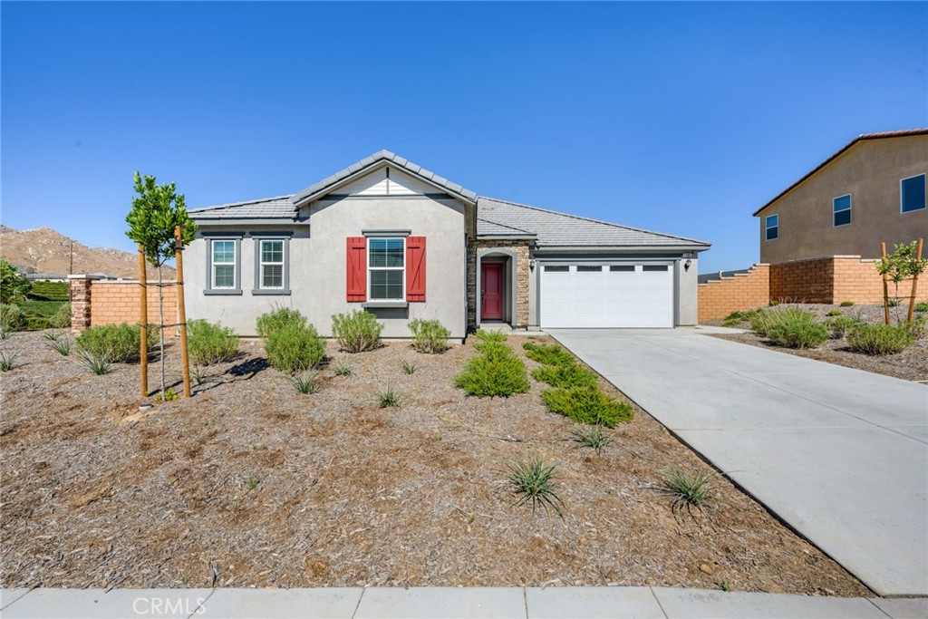 Main image without alt text