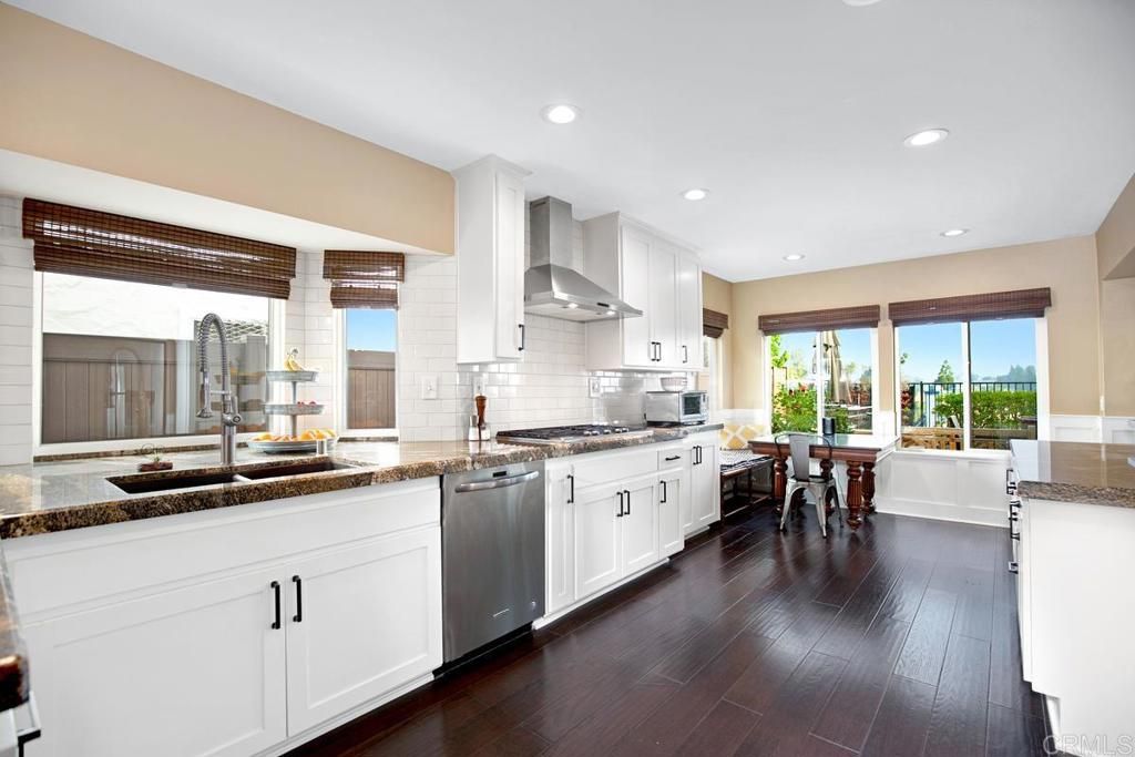 listing image 130728277092815712575