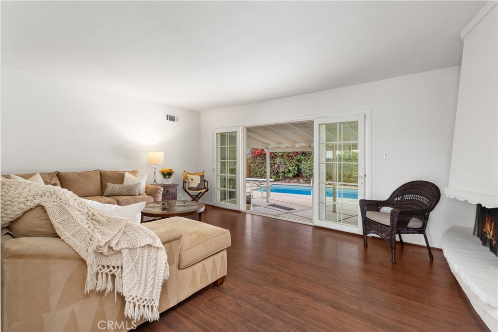 1856 w. Chalet avenue