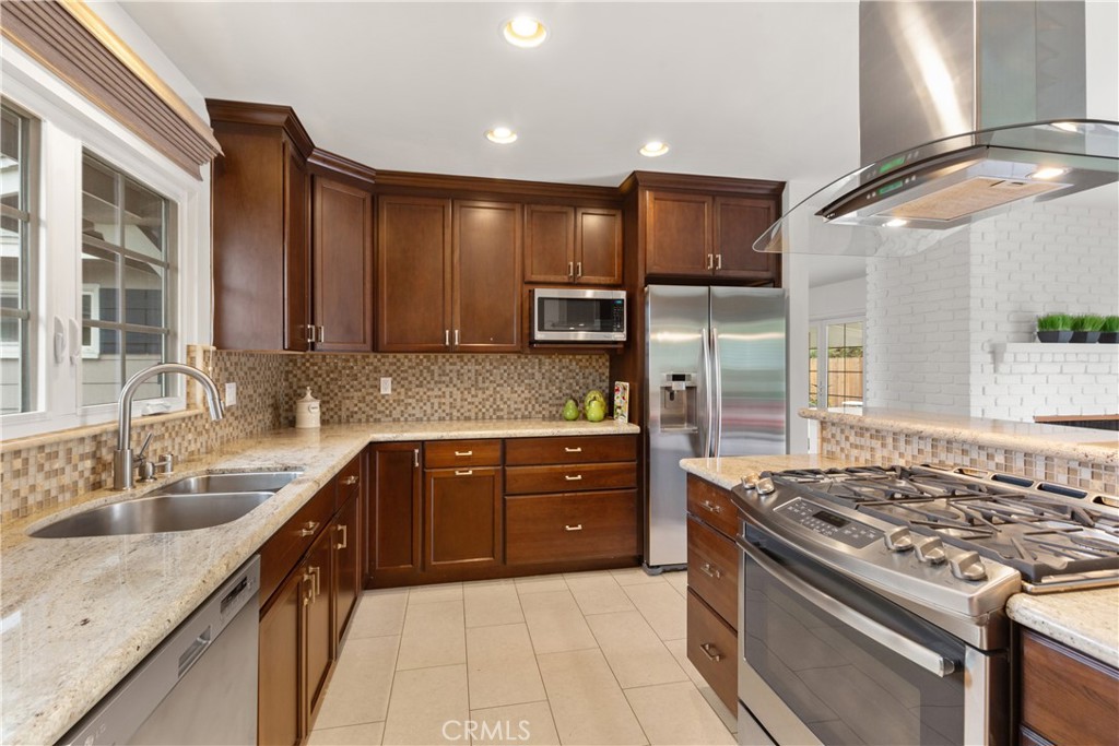 1856 w. Chalet avenue