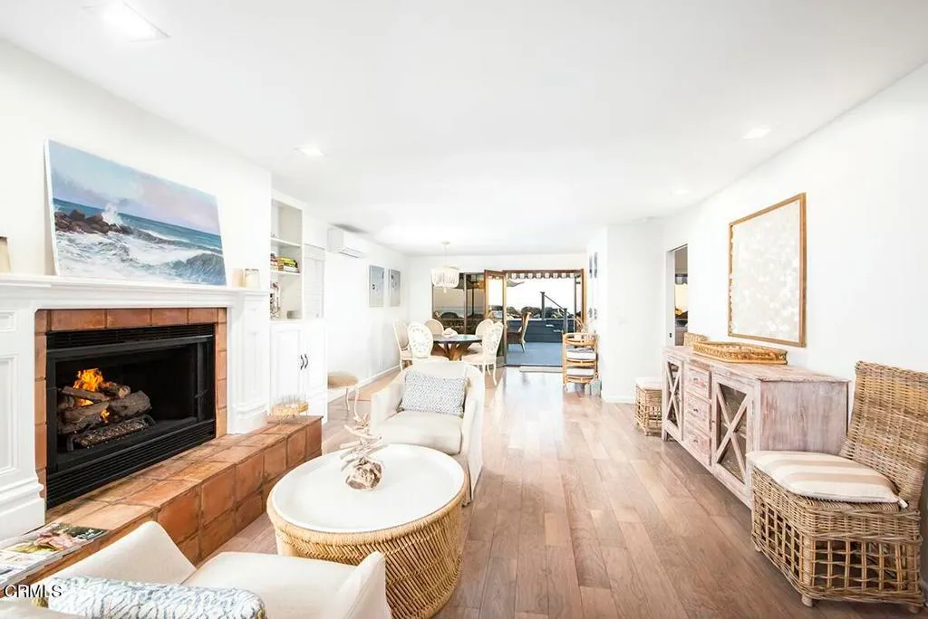 Ventura, California 93001, United States, 2 Bedrooms Bedrooms, ,2 BathroomsBathrooms,Residential,Active,8260