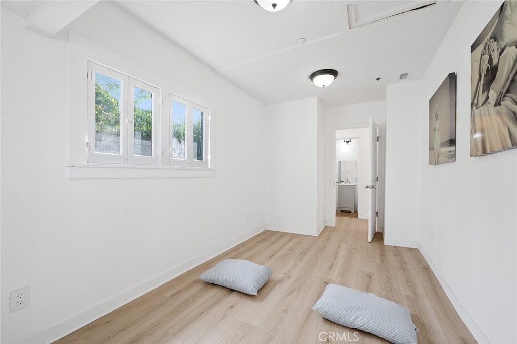 listing image 130729124162542447146