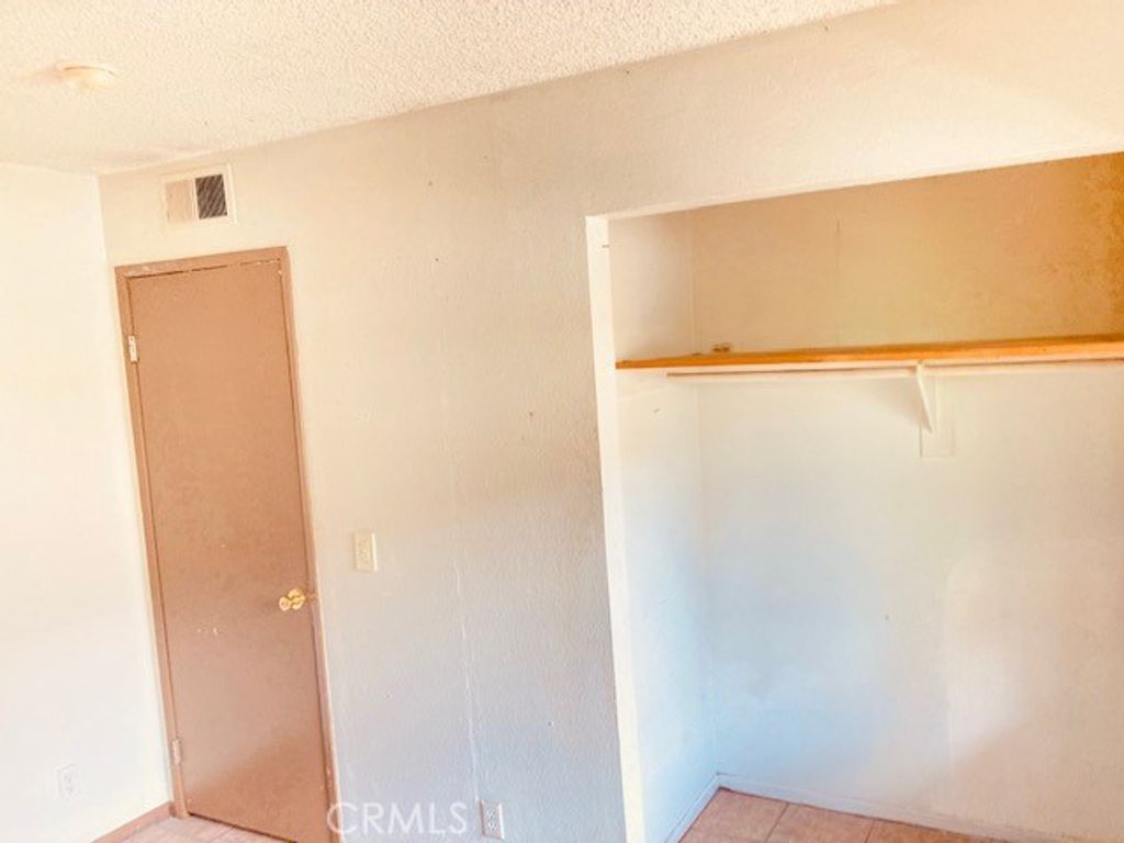 listing image 130720509736343260545