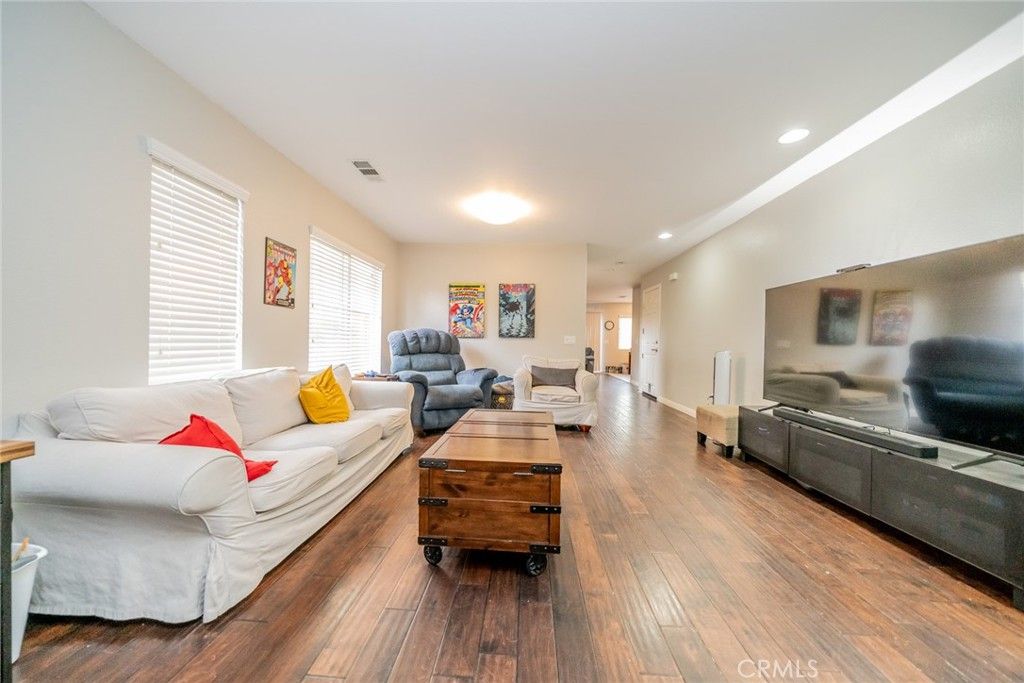 listing image 130721356674307015359