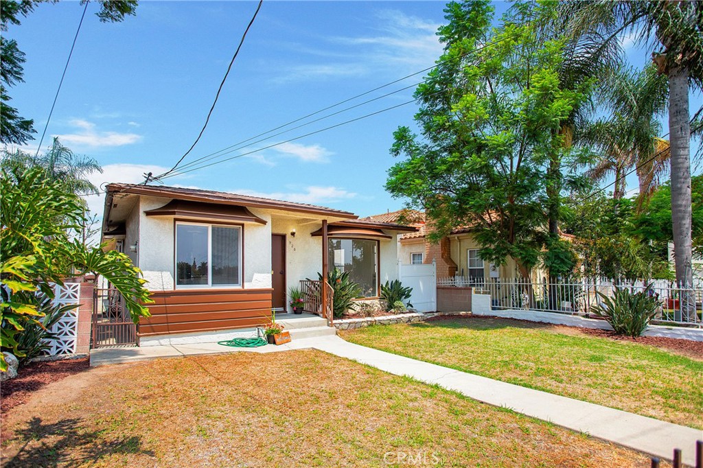 Main image without alt text