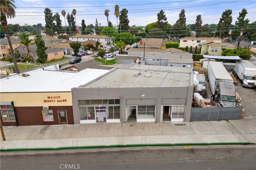 Amazing Opportunity to Purchase a Retail Building Positioned on One of the City's Major thoroughfares. This High-Visibility Building Offers unparalleled Exposure and Accessibility with Heavy Traffic Flow, Making it an Ideal Choice for Business Owners or Investor. Enjoy the Benefits of High-Demand Location, Open Spaces and Foot Traffic. Currently divided into 3 Spaces and ready to lease to new businesses.