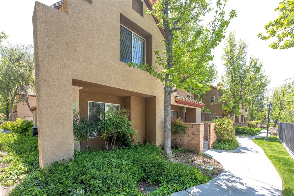 View Saugus, CA 91390 townhome