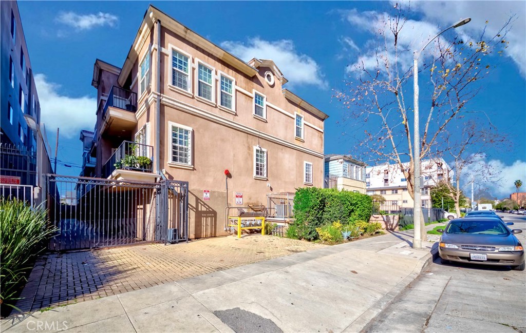 Photo 35 of 35 of 909 S Gramercy Place 3 townhome