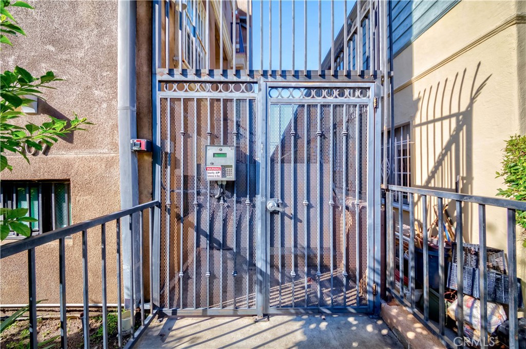 Photo 2 of 35 of 909 S Gramercy Place 3 townhome
