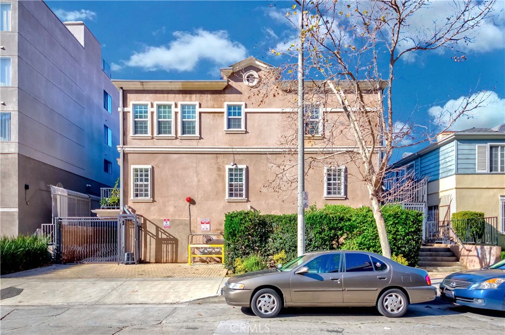 Photo 1 of 35 of 909 S Gramercy Place 3 townhome
