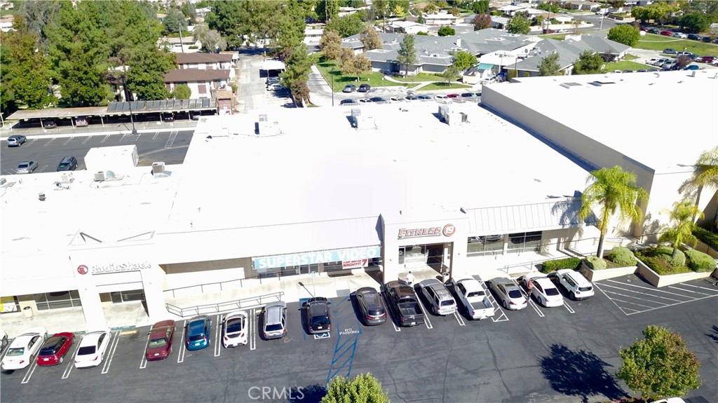 Former Radio Shack store, lots of open space with a large back room and two private restrooms, large parking lot int he back of the unit for easy loading and unloading of inventory.