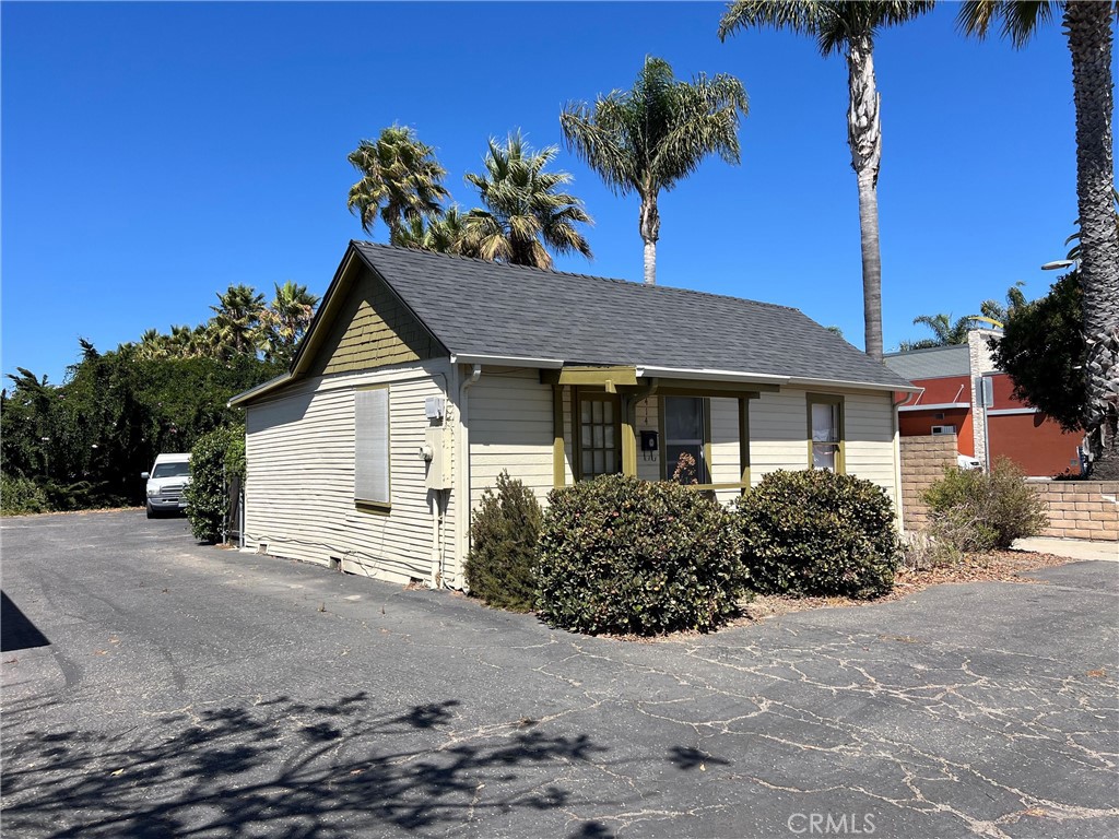 This property includes a one-bedroom, one-bath house with mixed-use commercial zoning. It is situated on the front portion of a 0.15-acre lot, which can accommodate approximately eight parking spaces. Located in a vibrant trade district, this property is positioned on Grand Avenue, the main artery connecting Arroyo Grande to Grover Beach and the Pacific Ocean. Just a short walk over the 101 freeway to the east, you’ll find the charming Village of Arroyo Grande, known for its fantastic restaurants, unique shops, and welcoming community. According to City Planning, this site is ideal for mixed-use development. It’s a fantastic opportunity for investors or developers. While future plans are in progress, buyers can benefit from rental income. The broad zoning allows for numerous possibilities.
(Additional Opportunity: This property can be purchased in conjunction with two adjacent properties: 418 E Grand Ave. (APN: 006-175-005) and 422 & 422 1/2 E Grand Ave. (APN: 006-175-020) See listing numbers PI25062830 and PI25062840 for more details. Together, these properties offer a total of 0.43 acres with four mixed-use zoned houses across three parcels in the heart of Arroyo Grande.)
All information is deemed reliable but not guaranteed. Buyers and their agents are responsible for conducting all due diligence and verifying intended uses with the city’s Building and Planning Department.