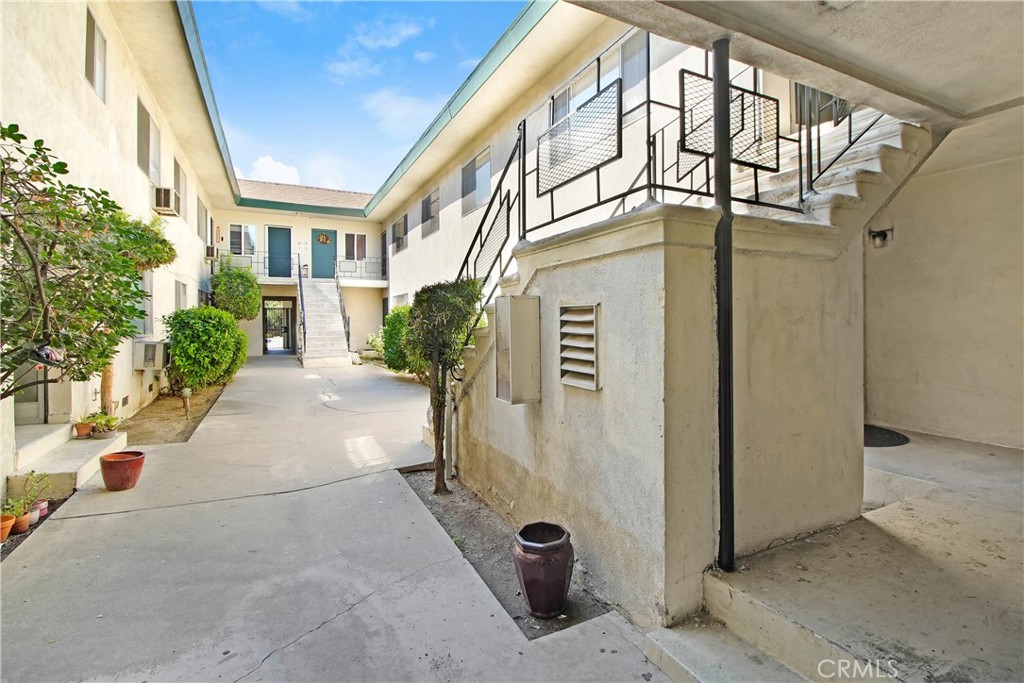 Properties 4 5763 Laurel Canyon Boulevard