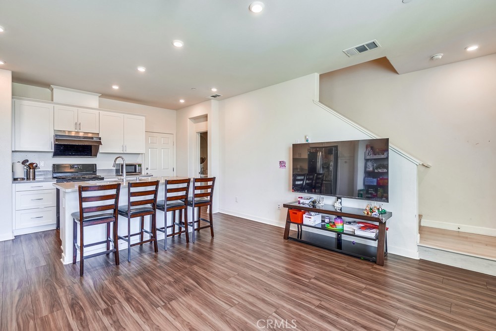 Photo 5 of 28 of 955 W Clover Avenue condo