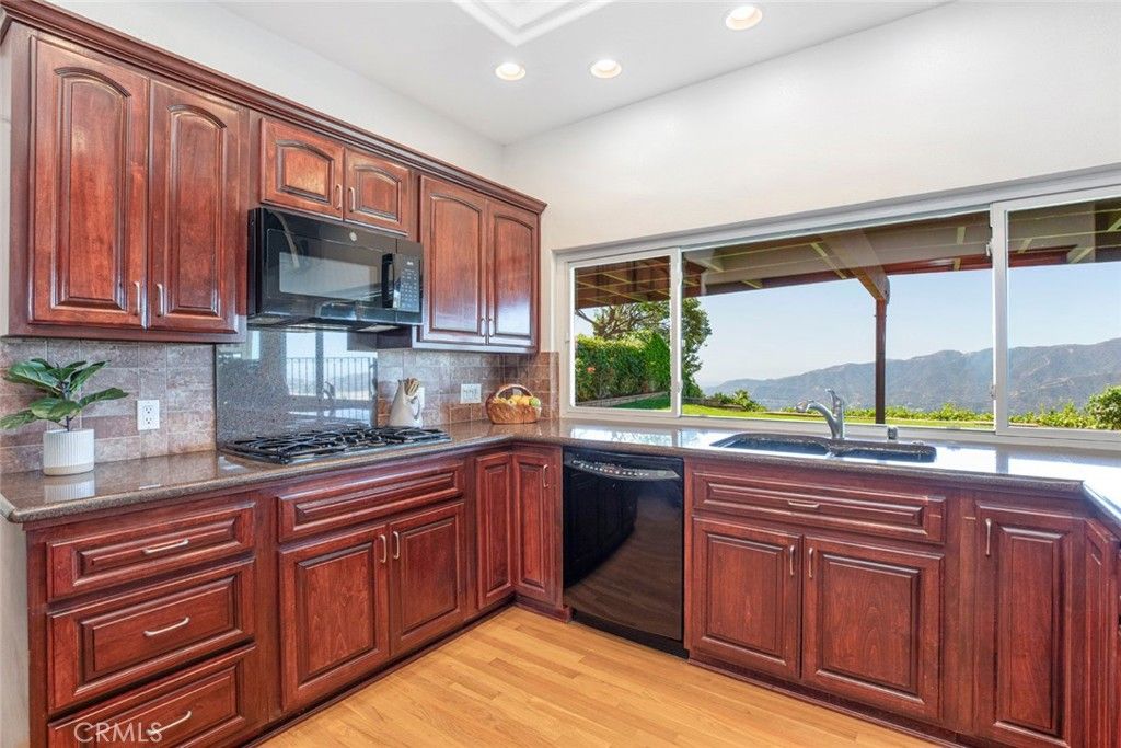 listing image 130720970223919273986