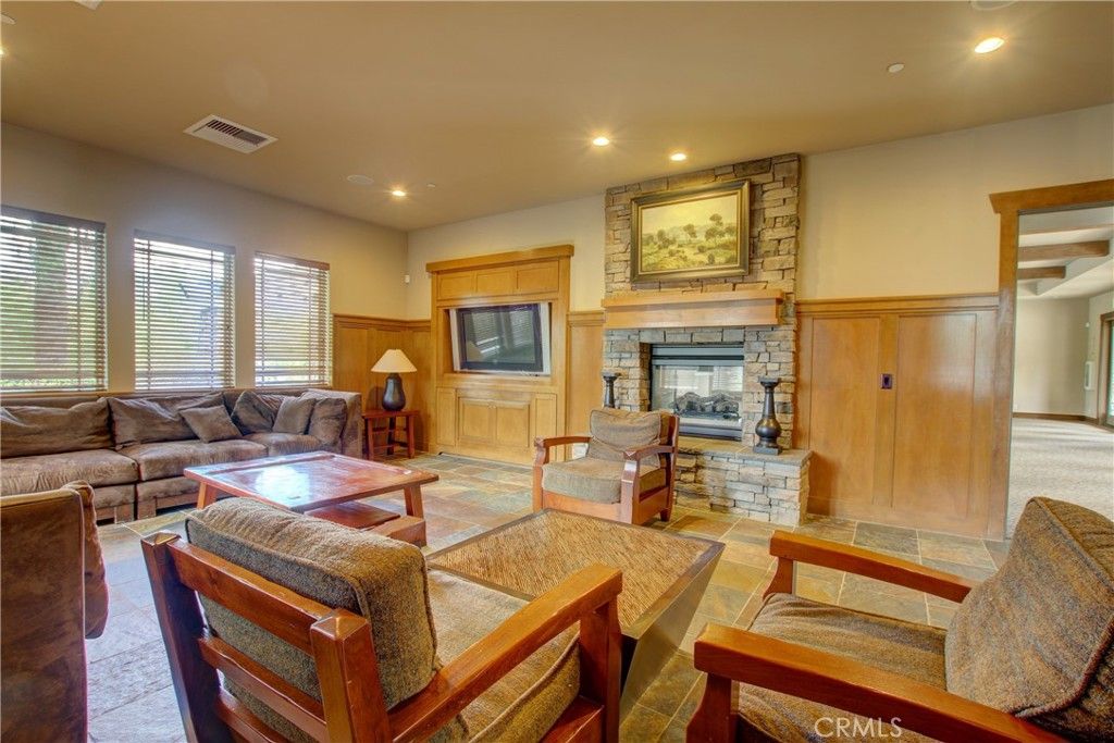 listing image 130723406423053095103