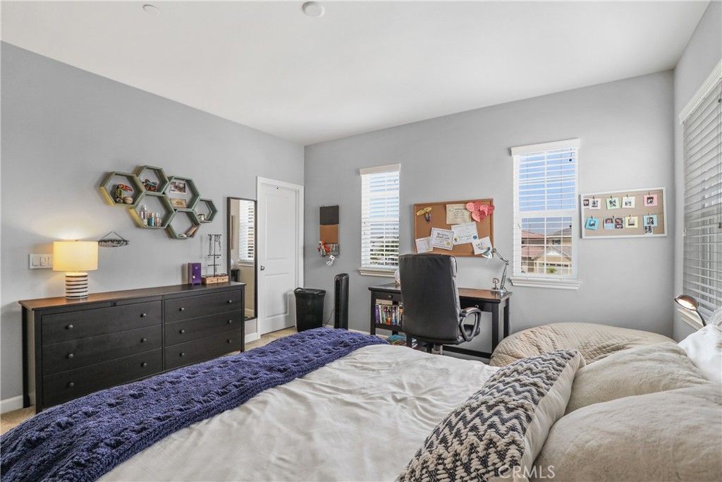 listing image 130724677077549963301