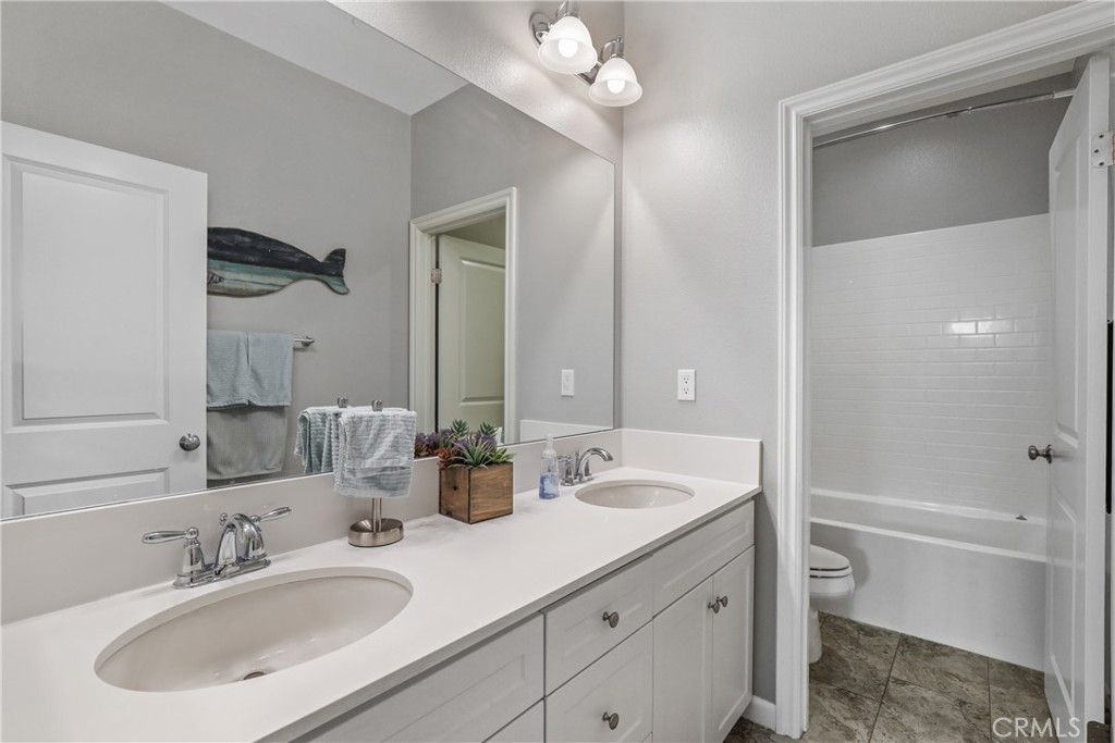 listing image 130727640352125927357