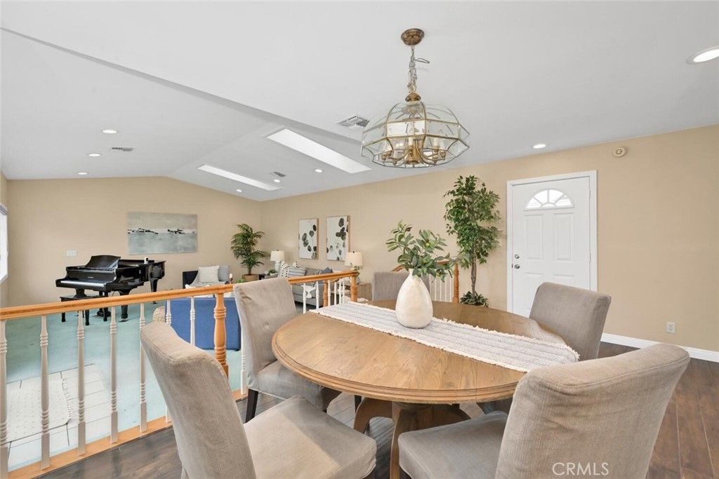 listing image 130725369676629964124