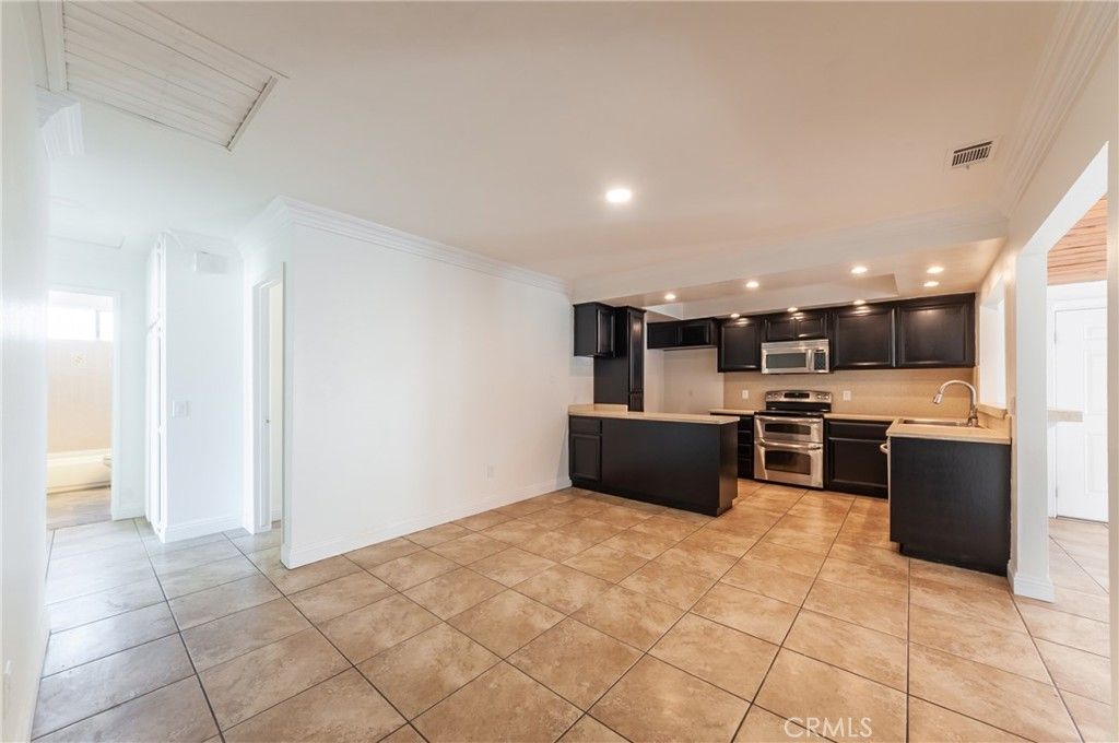 listing image 130721042439423996423