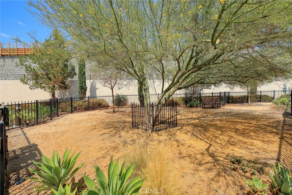 listing image 130725484411905124310