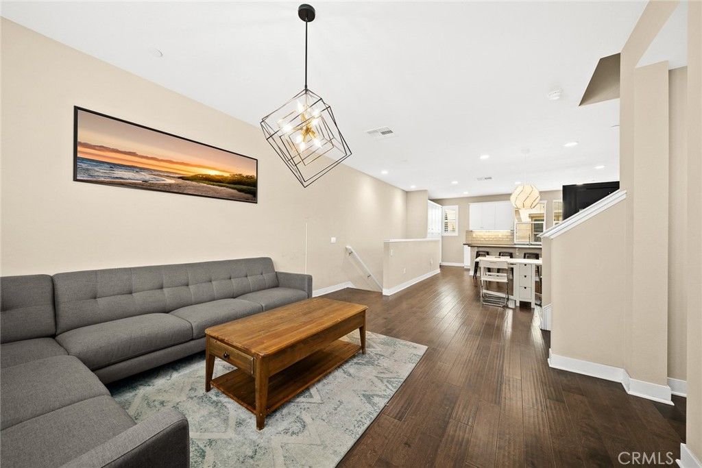 listing image 130726117666080792016