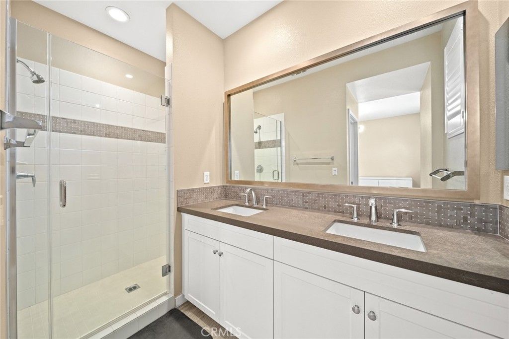 listing image 130720501258272335335
