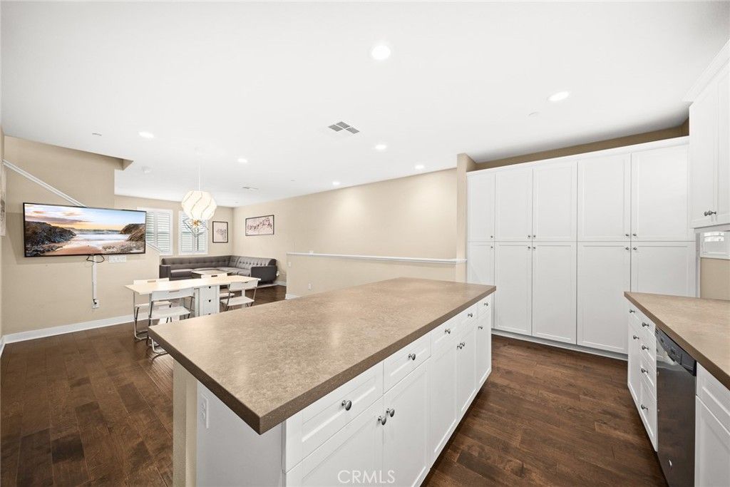 listing image 130725354429650148924