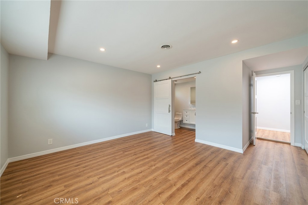 Photo 14 of 32 of 2433 Ashland Avenue house