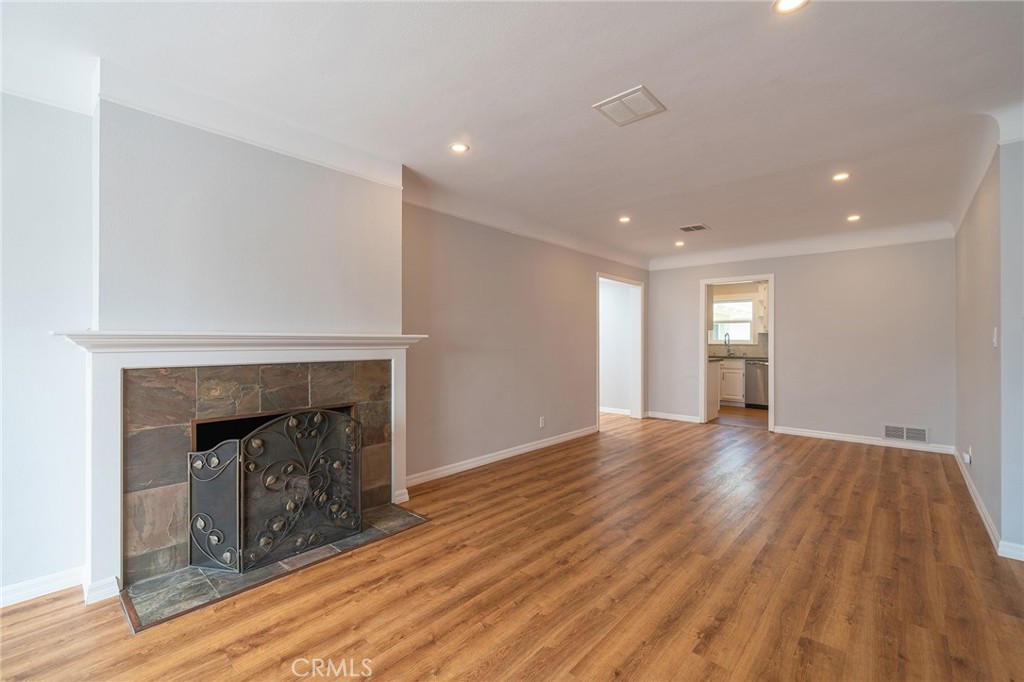 Photo 3 of 32 of 2433 Ashland Avenue house