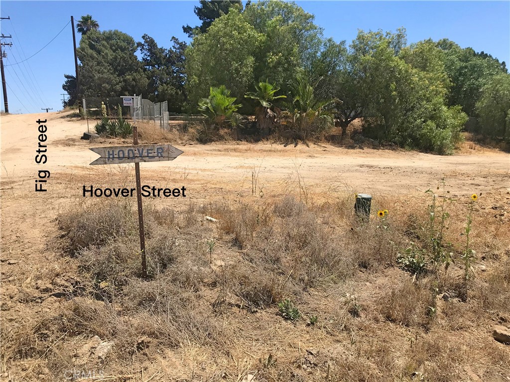 1/2 acre Parcel is located on the corner of Fig and Hoover in the Jefferson Avenue Business Corridor. 1/2 acre is flat and usable. Corner Lot! Near Shopping and Hwy. Innovation Zoning.