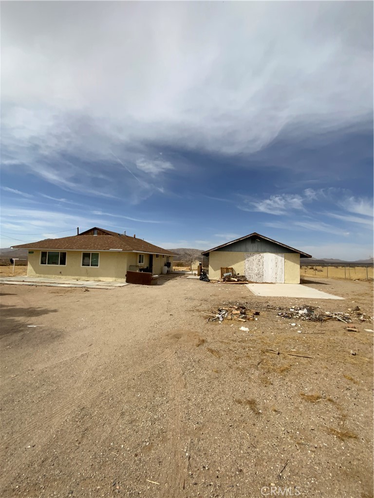 This home has amazing views of the desert and mountains. The serene location and spacious lot size gives you the freedom to create a peaceful living in nature.