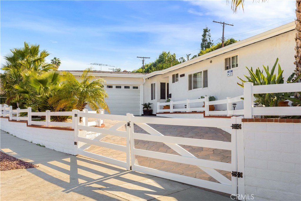 Photo 3 of 40 of 4559 Canoga Drive house