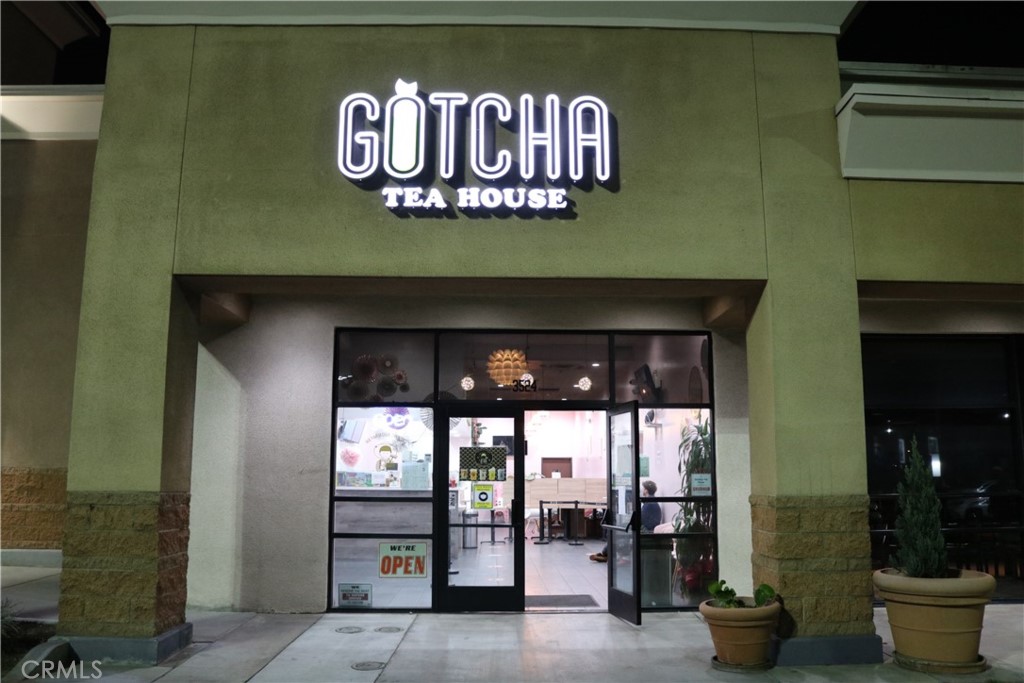 RARE OPPORTUNITY—-own your own franchise. Great income generating business, currently open 7 days a week located in a busy plaza with high foot traffic and plenty of parking. Next to big stores like Target, LA fitness, Fridays, Pet smart, Ulta Beauty and more. Sales reports, tax returns and other financials are available. Take over before the summer and make profits. Owner is moving to another state to be with his family. This store will be the only one tea house in this plaza, more benefits for the New Owner!!! Don't missed this rare opportunity!!!