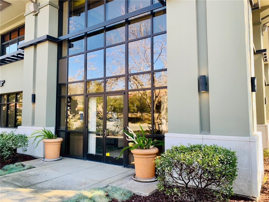 High exposure, ground level, corner suite at one of the busiest intersections in town. Located in the most desirable office building in the south end of San Luis Obispo.
The space consists of reception, open work area and two offices with storefront glass. Includes common area kitchen, and restroom with shower. Very desirable size and efficient layout. $2.85/SF, Modified Gross