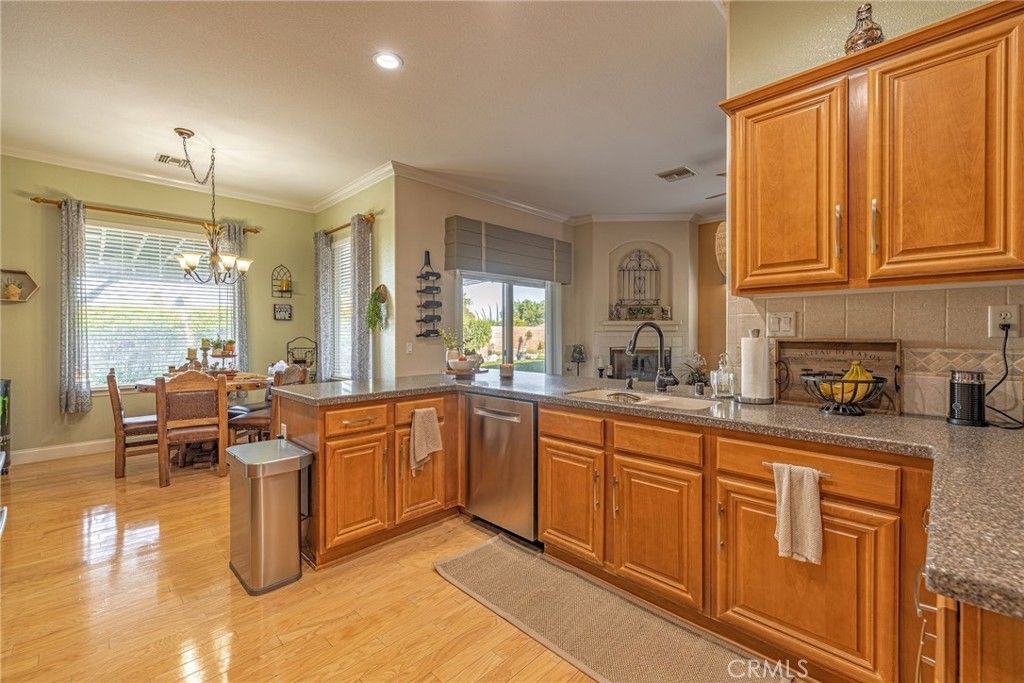 listing image 130729756562380841658