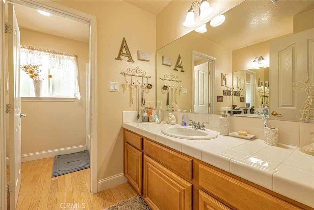 listing image 130722973927612204335