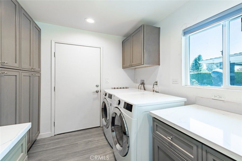 listing image 130724674314428444458