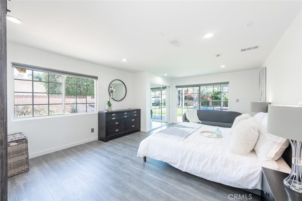 listing image 130722374437342098540