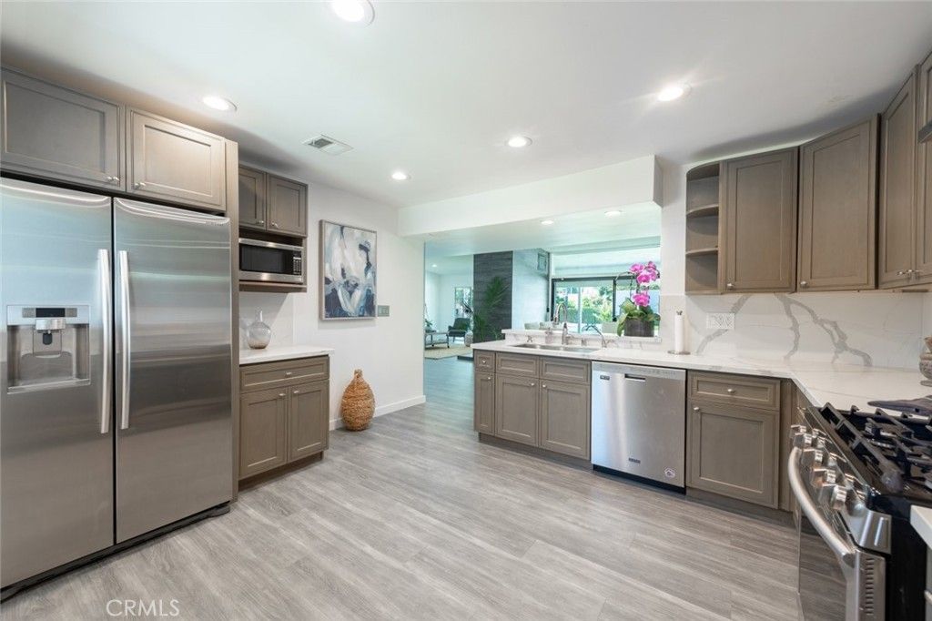 listing image 130727254156391803579