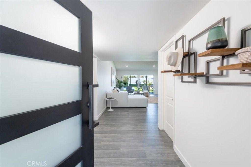 listing image 130729711983317859717