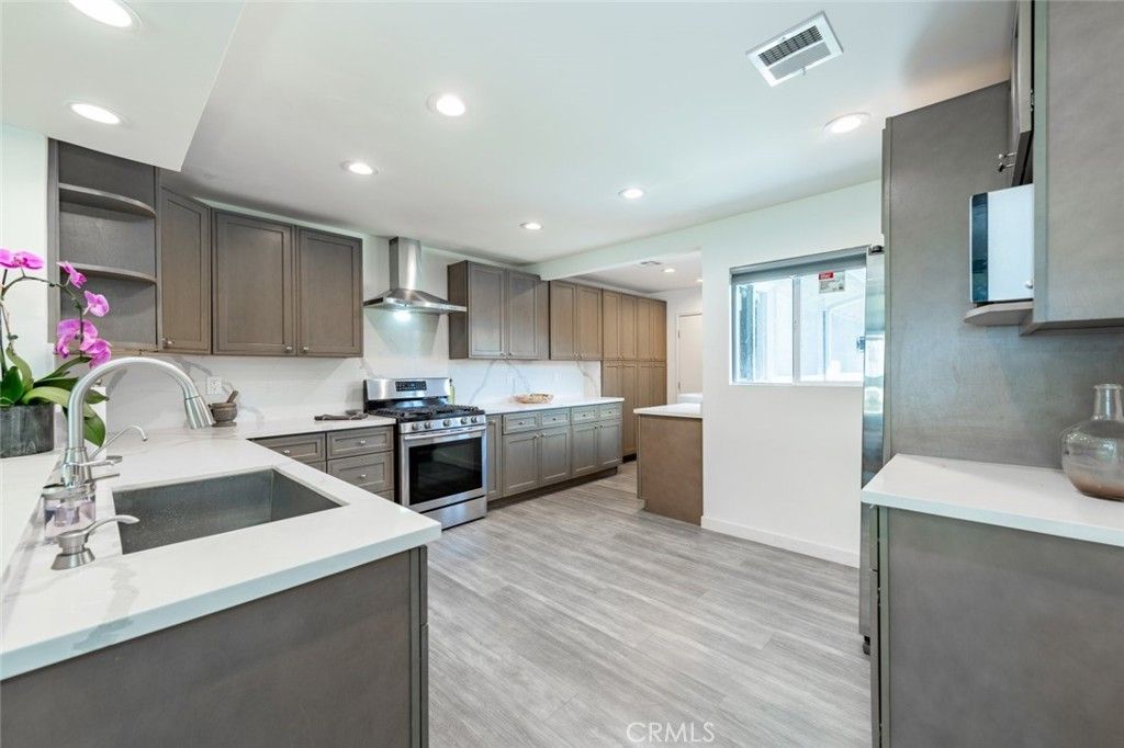 listing image 130722757371074076490