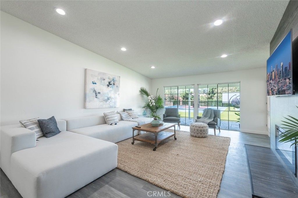 listing image 130722902046535478610