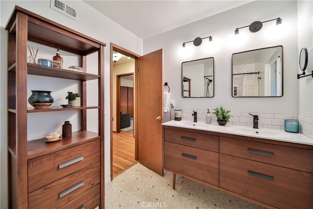 listing image 130721636065380259917