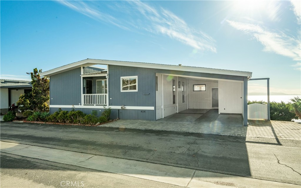 FABULOUS AND RARE OPPORTUNITY TO LIVE ON THE BLUFFS! This manufactured home is perfectly situated on the bluffs of Palos Verdes Shores! The location doesn't get any better than this! The views are forever and you will LOVE listening to the sound of the waves below!
The home needs updating - but it is so worth it.
Palos Verdes Shores offers a 9 hole golf course, pool, club house, tennis courts, spa, sauna, 2 dog parks, gardens, walking paths, pickle ball and more!
This is the perfect location to enjoy forever.