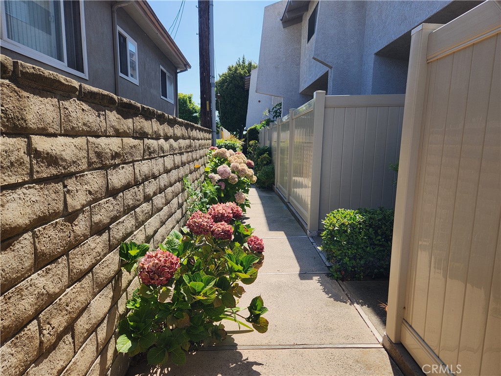 Photo 2 of 35 of 26116 Narbonne Avenue H townhome